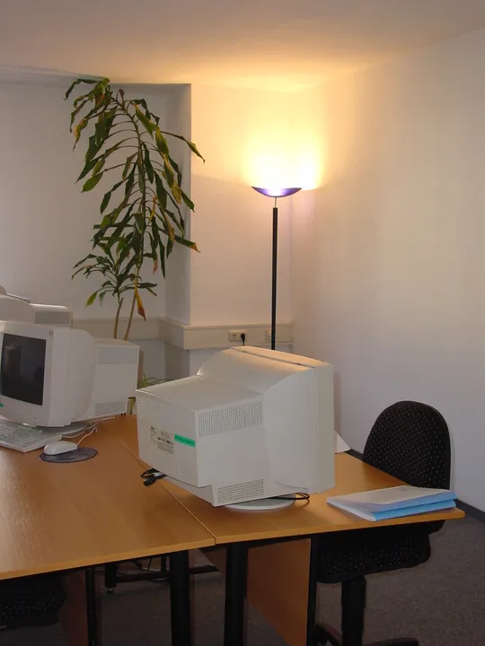 Arbeitsplatz mit Röhrenmonitoren und Tower-PC, frühe 2000er