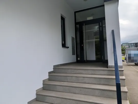 Treppenaufgang zum Eingang der NET.Office-Büros in der Johanna-Waescher-Straße 5