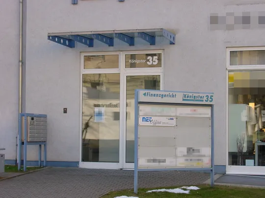 Hauseingang Königstor 35 mit Klingelschild, auf dem NET.Office gelistet ist