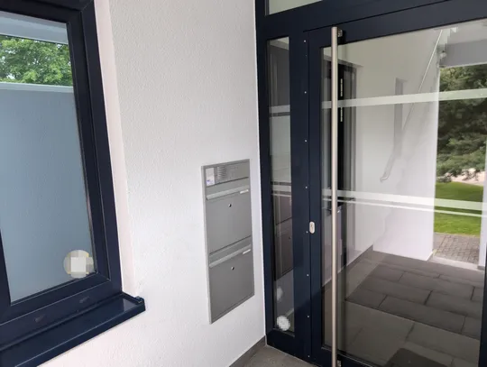 Eingangsbereich mit Klingel- und Briefkastenanlage von NET.Office