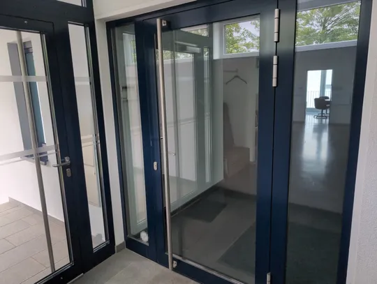 Glastüren im Flur der heutigen Büroräume