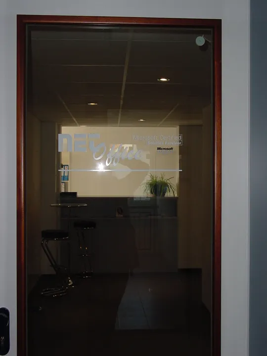 Glastür zum Empfang mit geätztem NET.Office-Logo, frühe 2000er