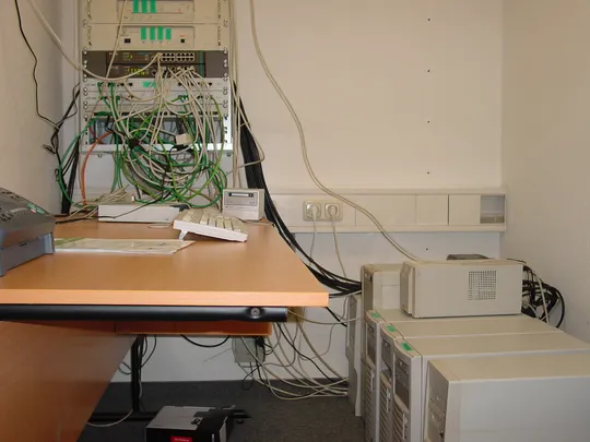 Serverraum mit Switches, Patchkabeln und Tower-Servern, frühe 2000er